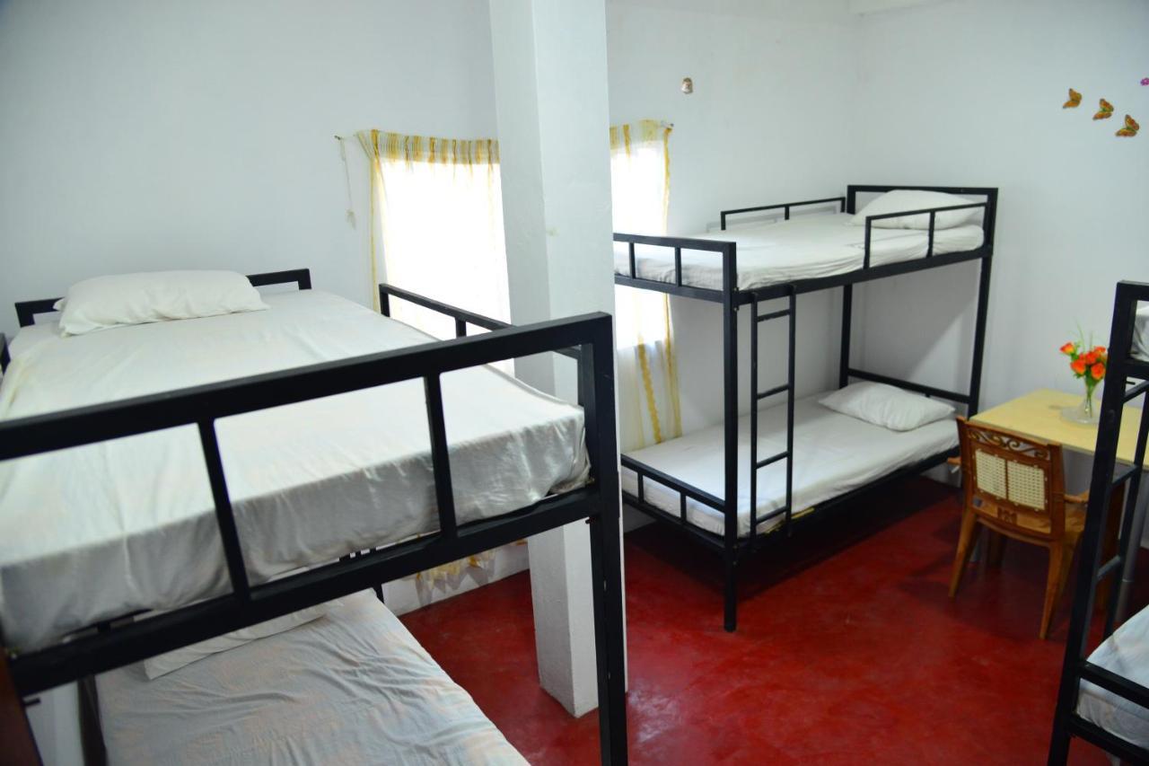 Lucky Beach Front Hostel Hikkaduwa Eksteriør bilde